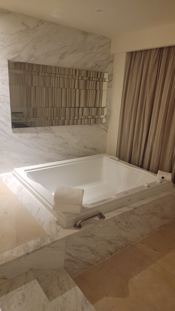 Hot Tub Review at Grand Governor Suite in Moon Palace The Grand
